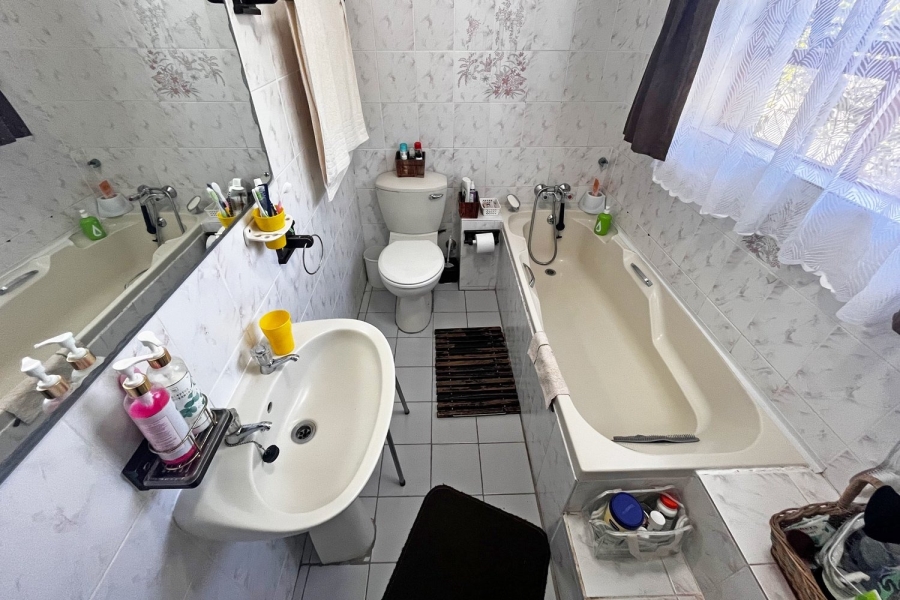 6 Bedroom Property for Sale in Hartenbos Central Western Cape